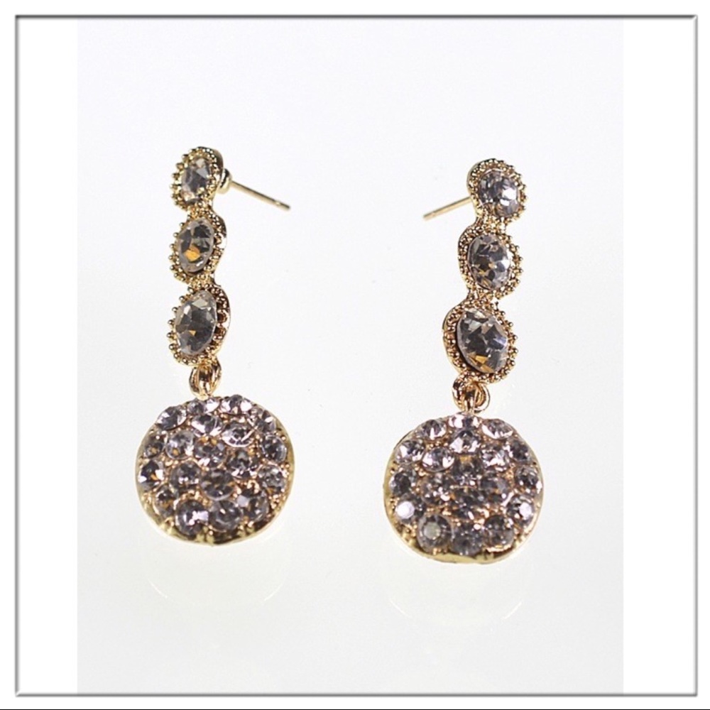 🆕AUCTION PRICE👩🏻‍⚖️Beautiful Crystal Studded Dangle Earrings
